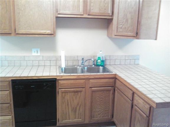 5th image of 435 Forest St