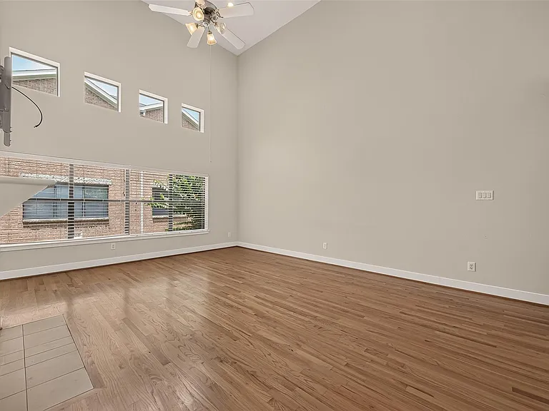 733 W 22nd St #D — Photo 13