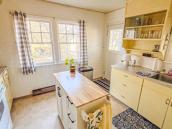 5th image of 230 SE Spring St