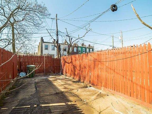 3rd image of 812 N Montford Ave
