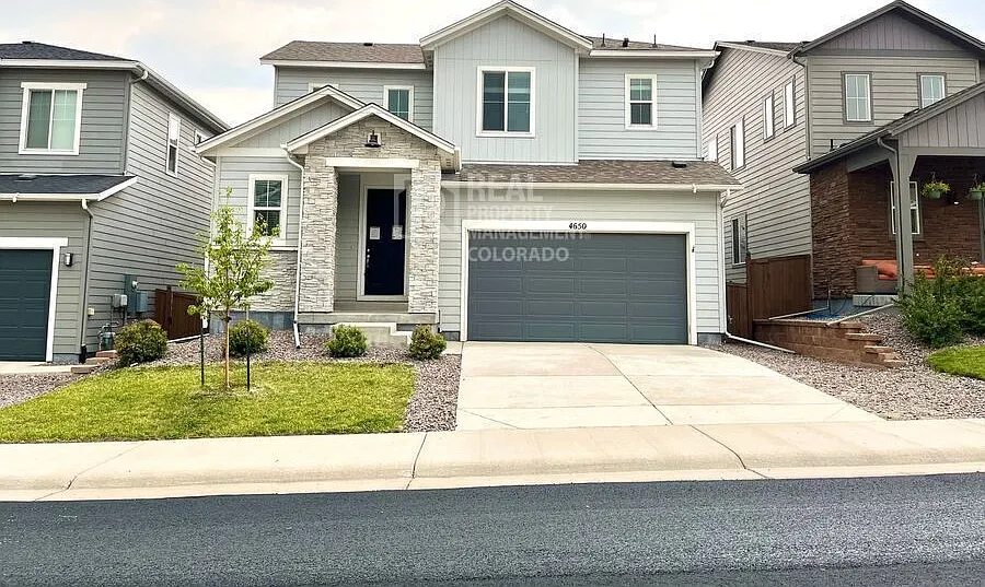 Spacious 3 Bedroom House located in the Terrain of Castle Rock — Photo 2