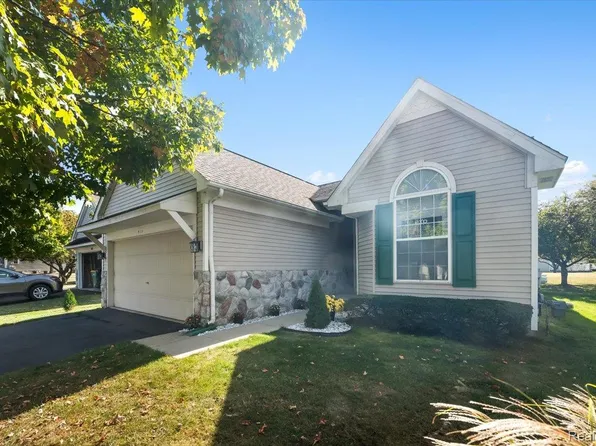 913 Rikki Ann Ct, Wixom, MI 48393