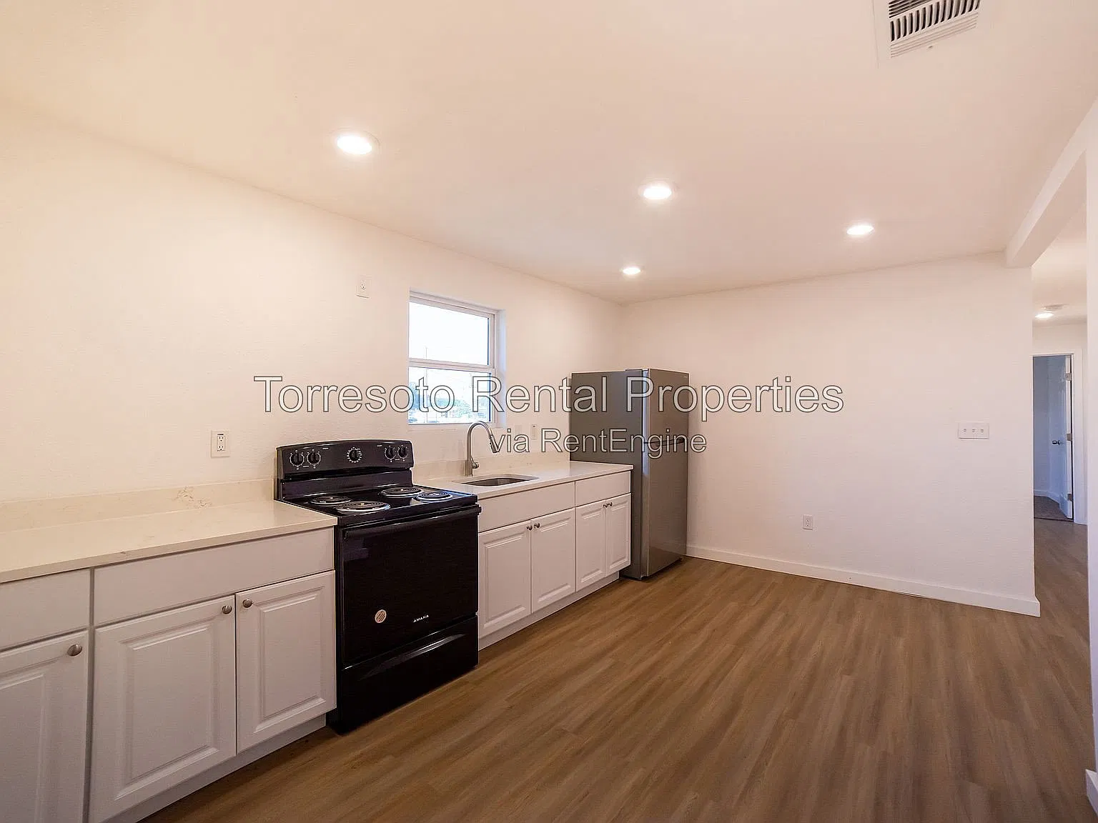 2 bed, 1.0 bath, $1,400 — Photo 4
