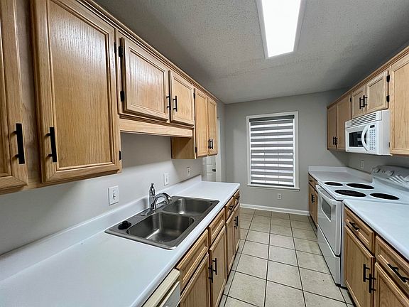 4th image of 1124 Webber Way