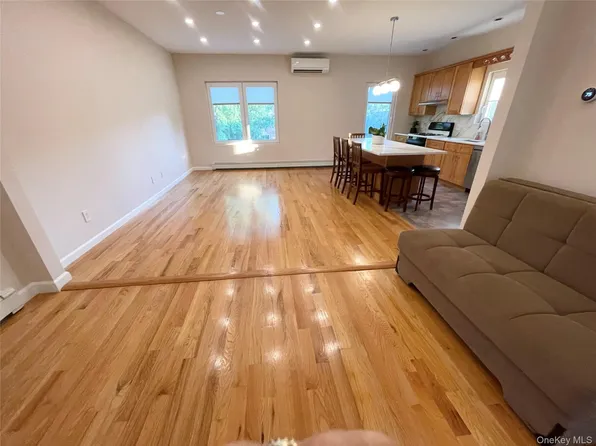 6622 53rd Ave Floor 2, Maspeth, NY 11378