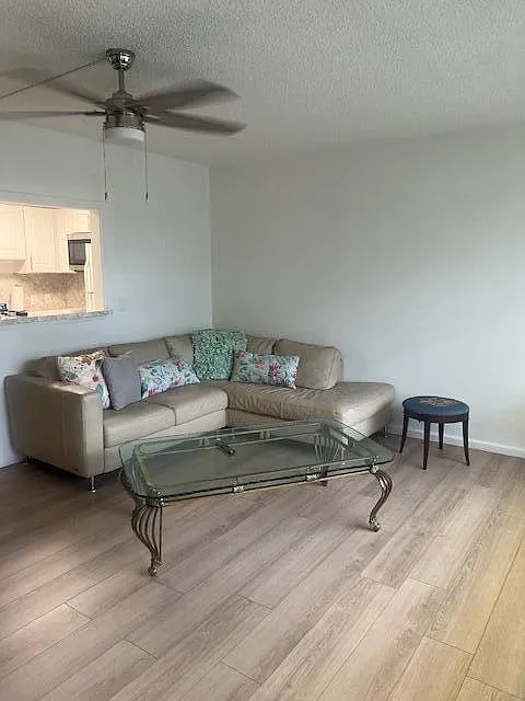 1 bed, 1.5 bath, 720 sqft, $1,400 — Photo 3