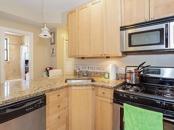 5th image of 7635.5 N Greenview Ave #1S
