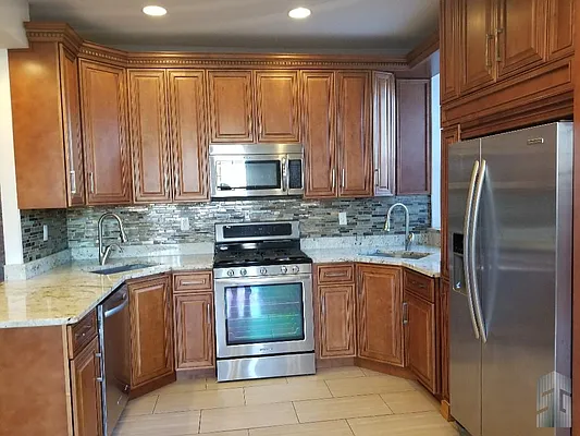 Rented by Skyline Group Real Estate | media 4
