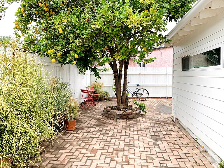 2819 N Coolidge Ave — Photo 11