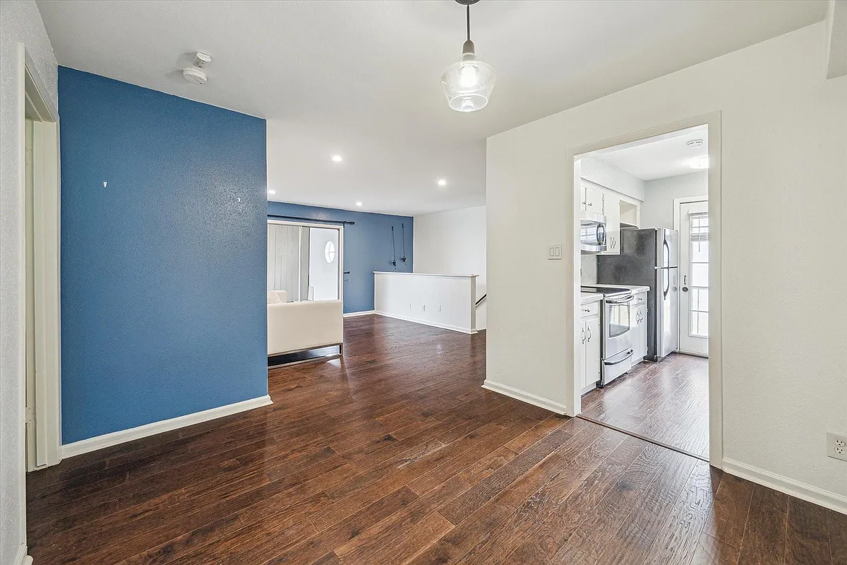 Photo 2 of 12 - 2744 Briarhurst Dr #16 - Houston, TX Building Photo - 2744 Briarhurst Dr #16