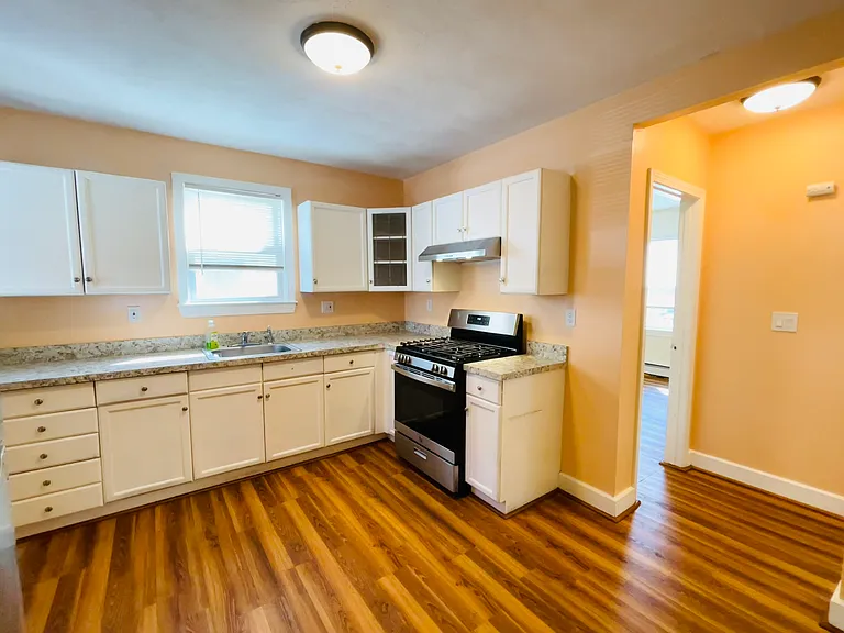 137 W Selden St #1 — Photo 9