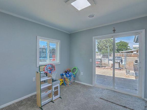 3rd image of 2909 Dakota St NE