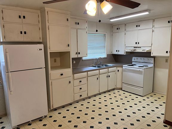 3rd image of 923 S Avenue B