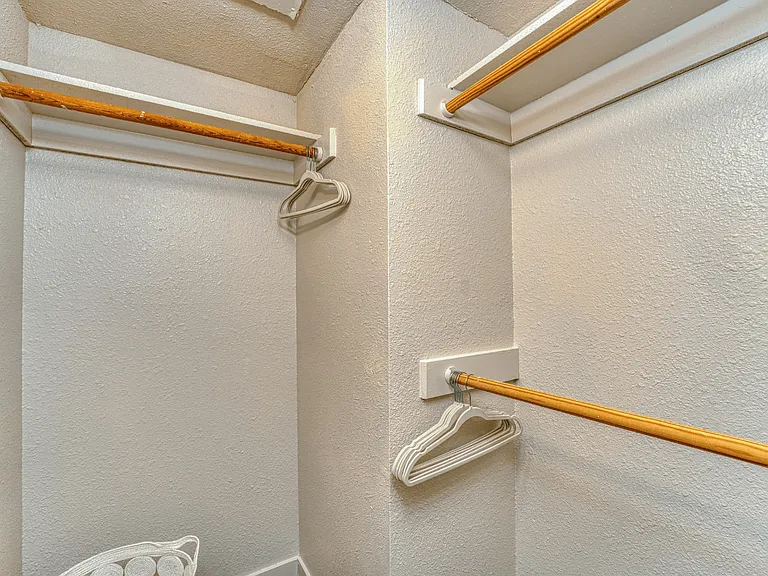 Las Brisas Apartment Homes — Photo 12