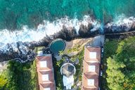 Casa De Emdeco’s oceanfront location in Kailua-Kona, Hawai?i, where relaxed island living meets everyday comfort along iconic Ali?i Drive.