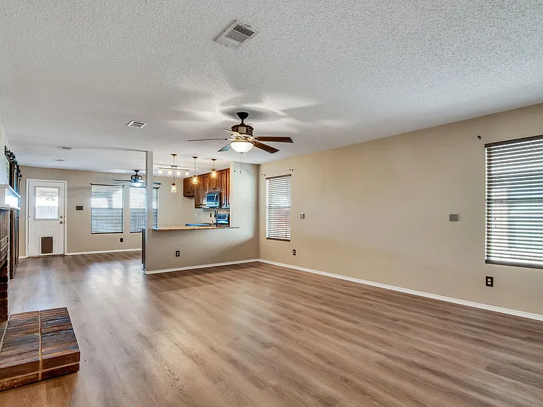 2124 Blanco Ln — Photo 4