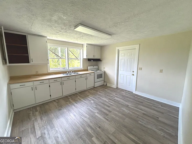 2455 Pegasus Pkwy #B — Photo 5