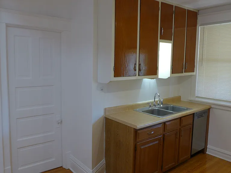 136 Elgin Ave — Photo 8