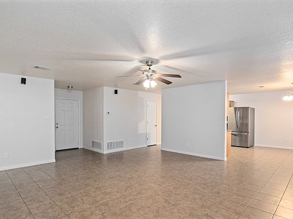 5th image of 208 Pin Oak Dr