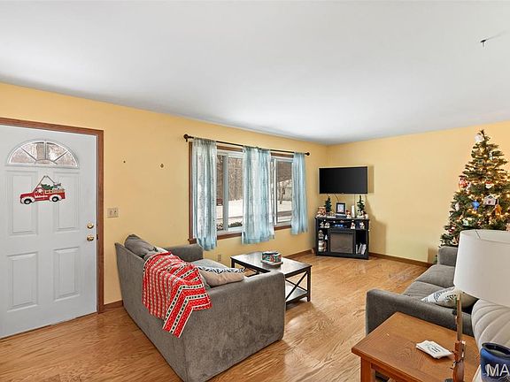 2nd image of 113 Dawn Dr