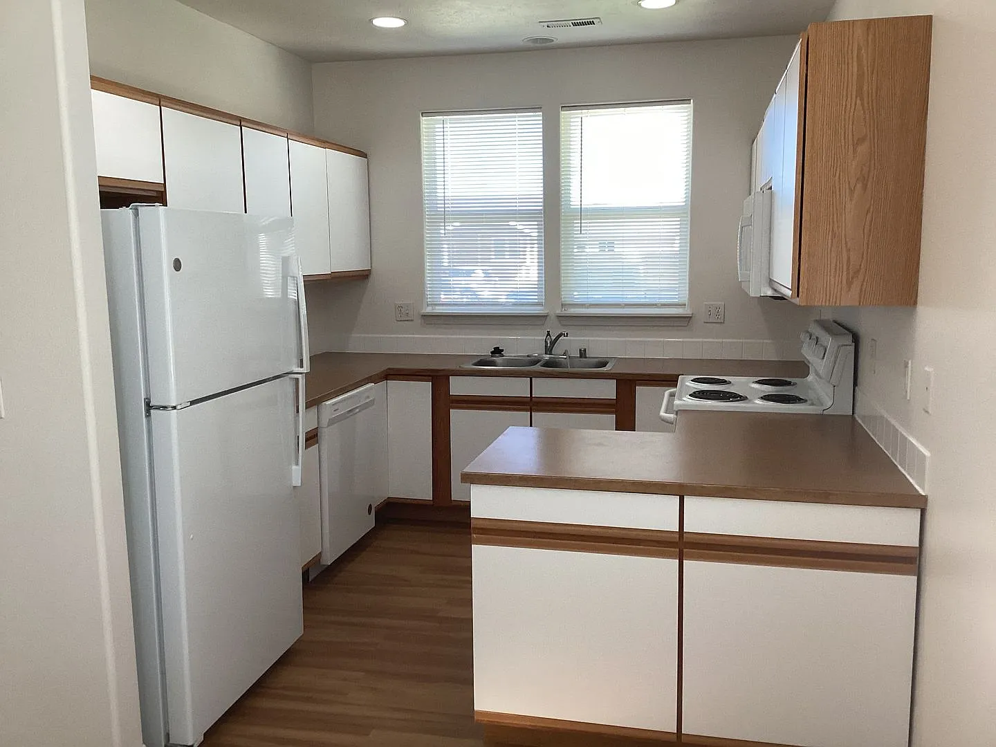 Fully updated 3Bedroom, 2bath Airway Rancher - Available NOW! — Photo 3
