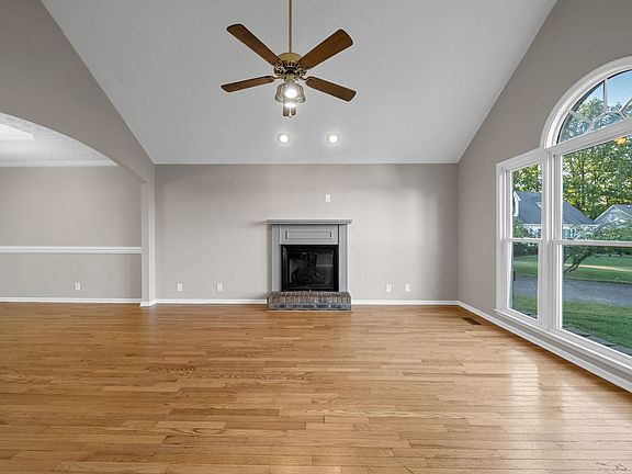 4th image of 169 Shady Maple Dr