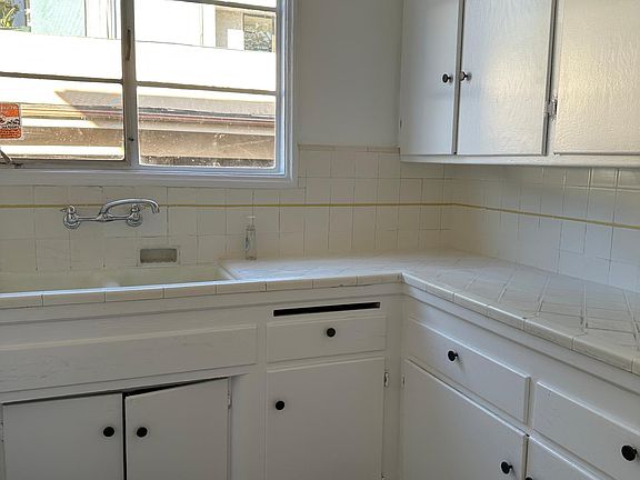 5th image of 921 N Sweetzer Ave #9