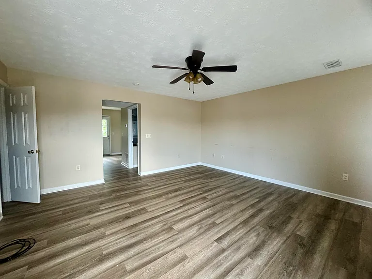 2031 Edgewood Dr — Photo 2