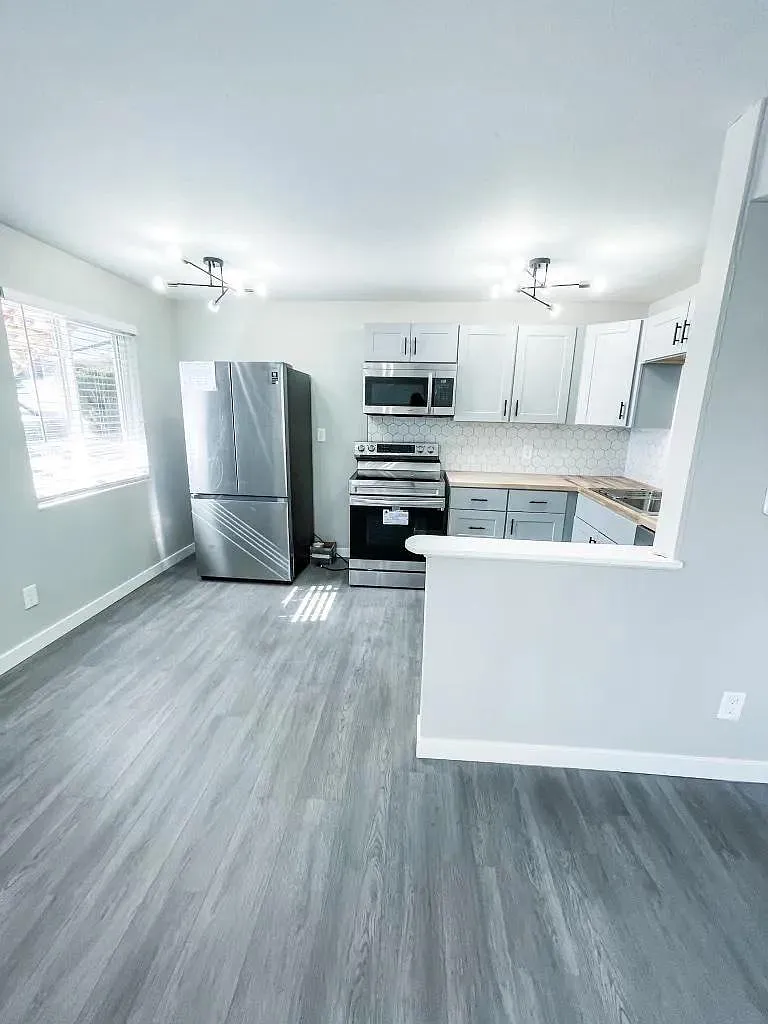 Building Photo - 3335 Benton St #6