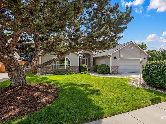 3rd image of 2305 E Chateau Dr
