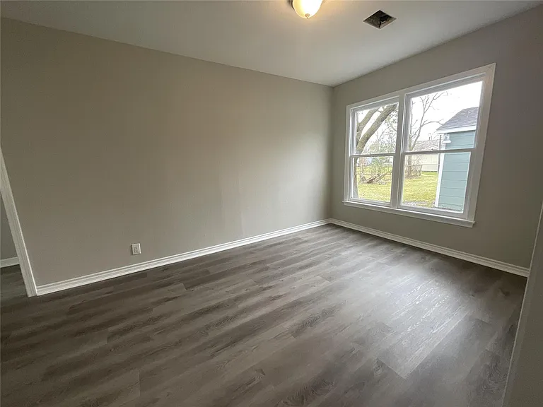 302 S 5th St — Photo 17