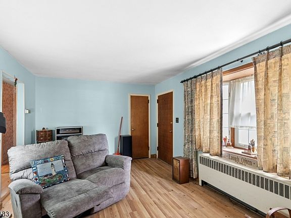 5th image of 104 Warrenville Rd