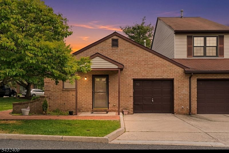 1st image of 10 Daniel Ct