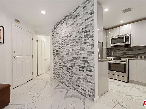 5th image of 1160 Granville Ave APT 108