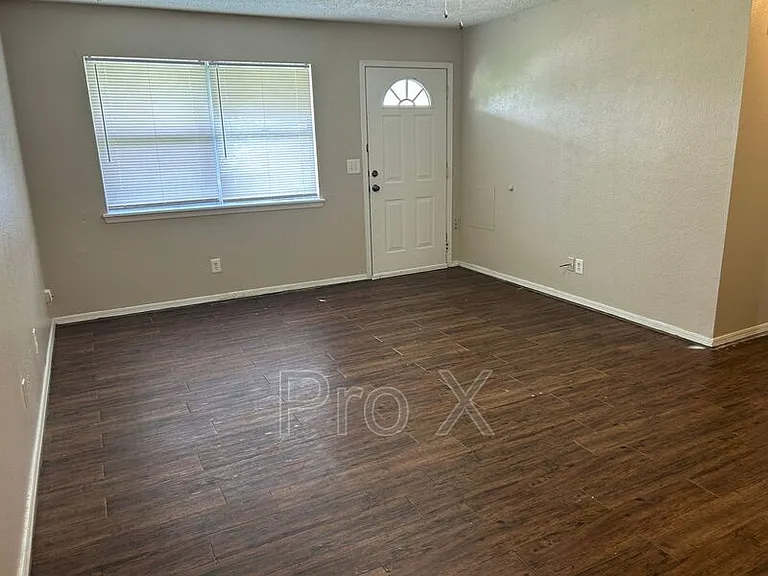 1605 Juniper Cir #C — Photo 2