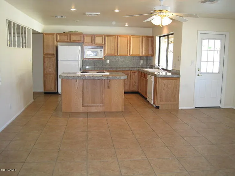 718 E Manhatton Dr — Photo 3