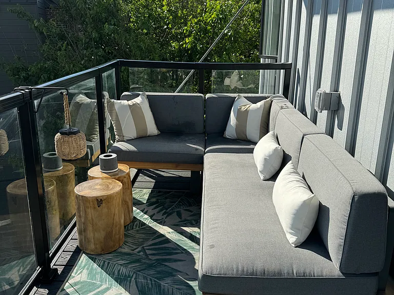 private balcony (right)