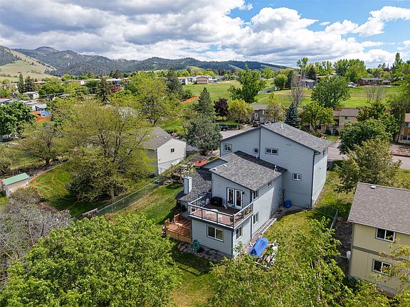 3rd image of 2404 Highwood Dr