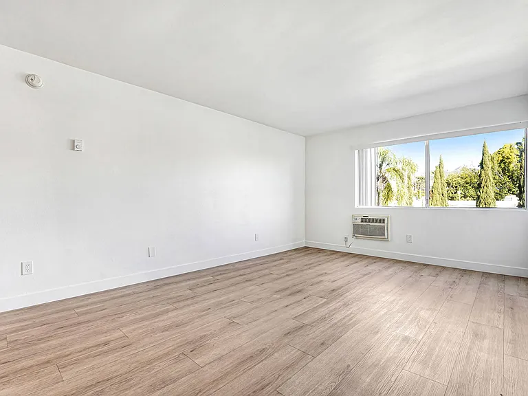 930 N Martel — Photo 12