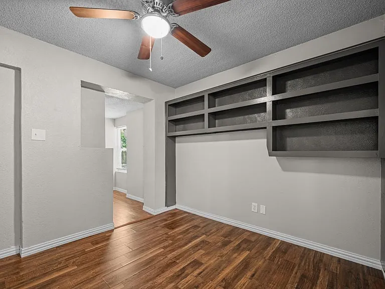 Greenbriar Dr — Photo 2