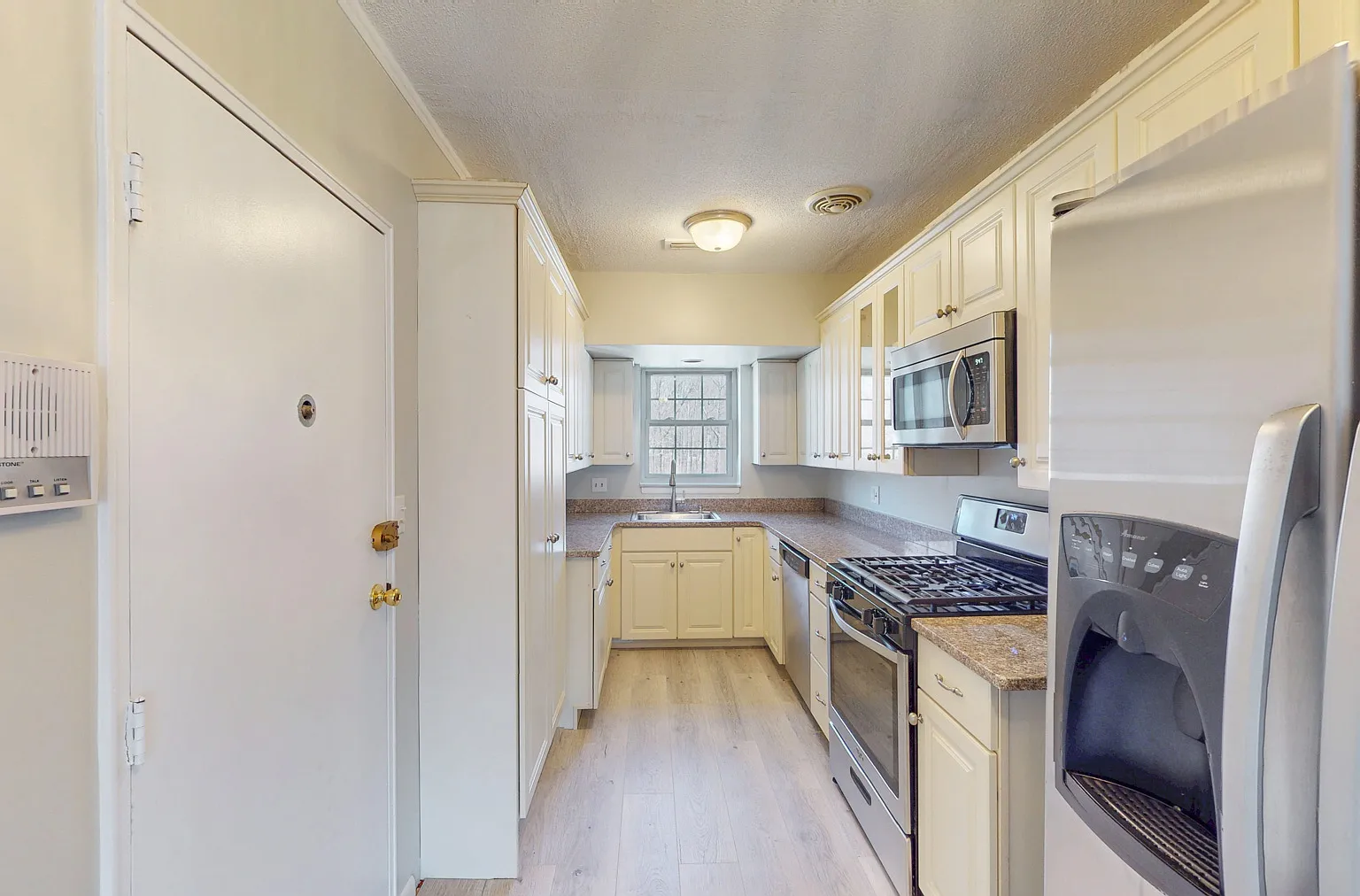 2 bed, 826 sqft, $2,600 — Photo 2
