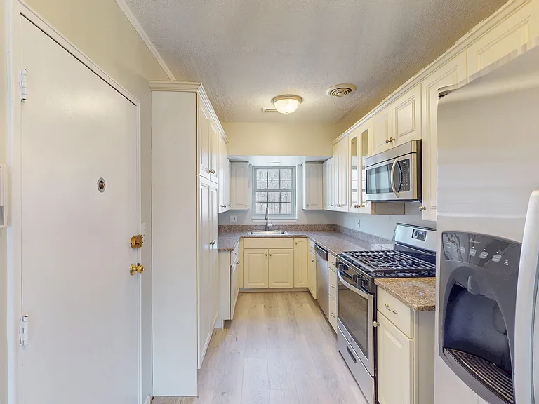 137 Lake Shore Rd #4 — Photo 2