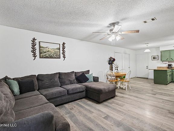 3rd image of 43 Pine Hill Dr