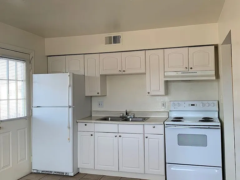 370 Atrisco Dr SW — Photo 7
