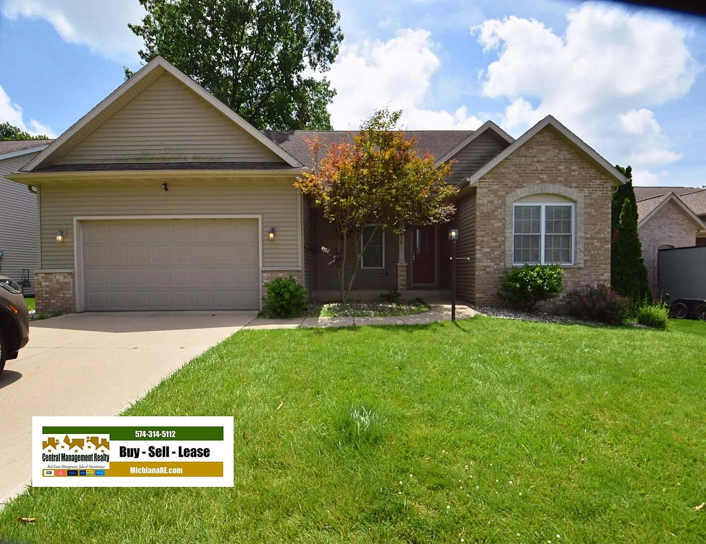 Executive home with pond views just 10 mins to Notre Dame. — Photo 1