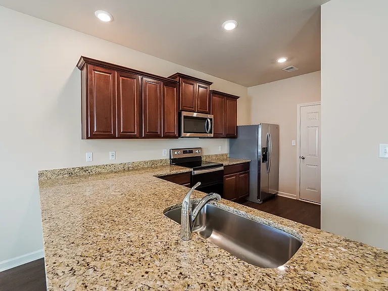 484 Clover Cir — Photo 4