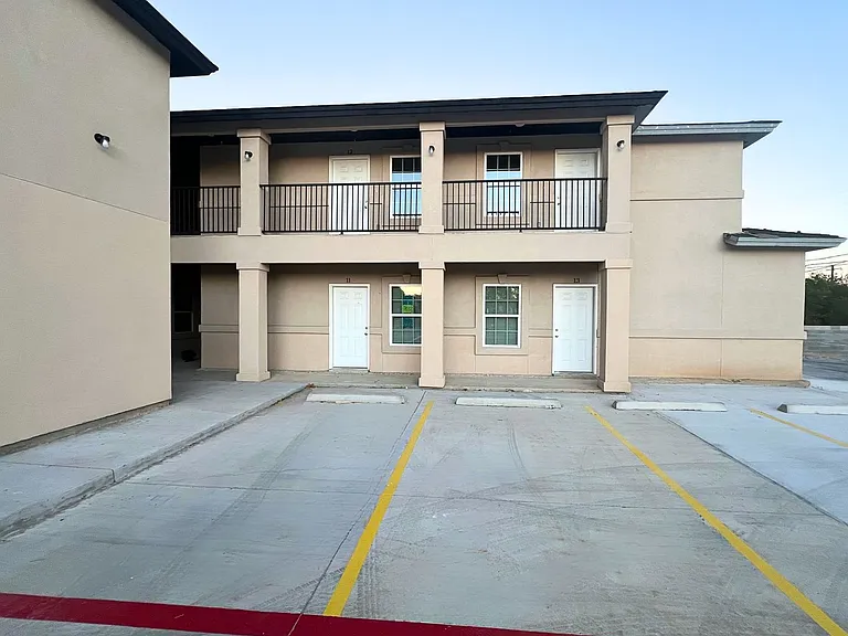 2904 E Lyon St — Photo 23
