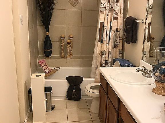 Master bath w duo vanities 