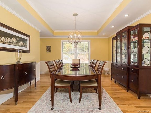 Dining room with tray ceiling