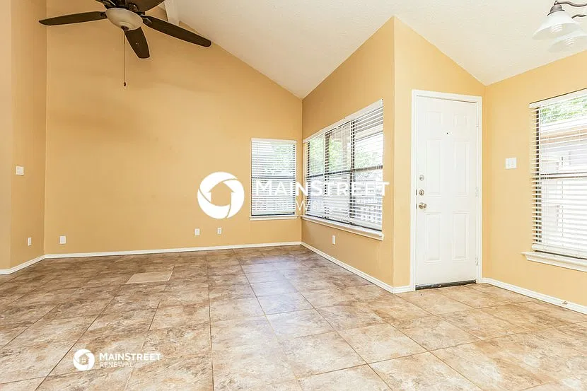 923 Boxwood Dr — Photo 4